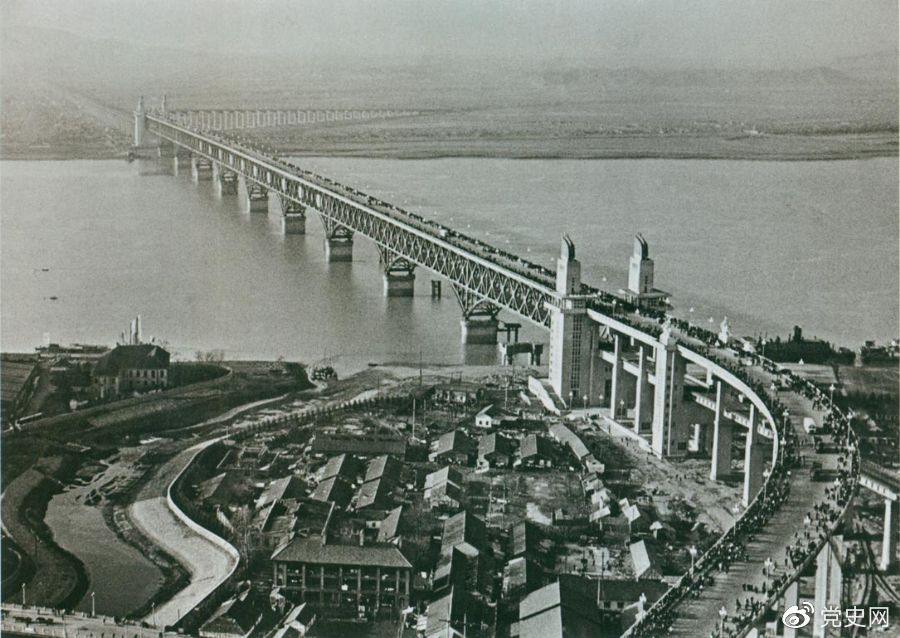1968年12月29日， 南京長江大橋全面建成通車。這是當時中國自行設(shè)計建造的最大的鐵路、公路兩用橋。